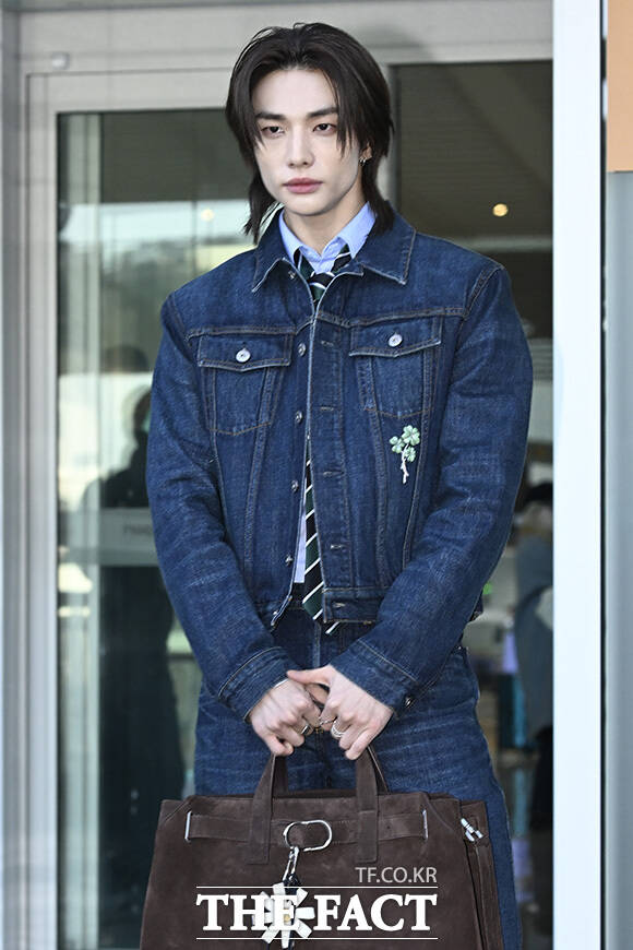 팬들에게 인사하는 현진