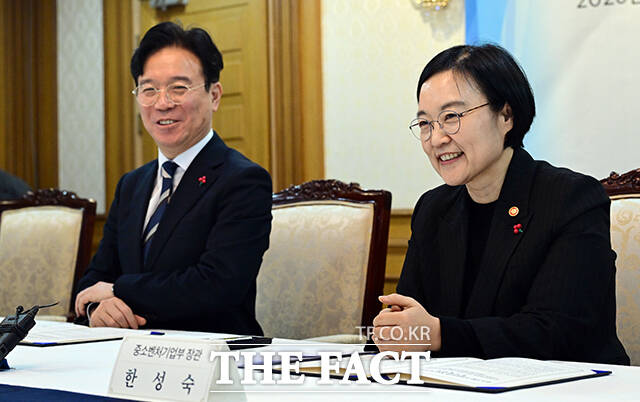 김영훈 고용노동부 장관(왼쪽)과 한성숙 중소벤처기업부 장관이 20일 오후 서울 종로구 정부서울청사에서 열린 중소기업·소상공인 지원 활성화 및 청년 일자리 확대를 위한 업무협약식에 참석해 기념촬영을 하고 있다. /임영무 기자