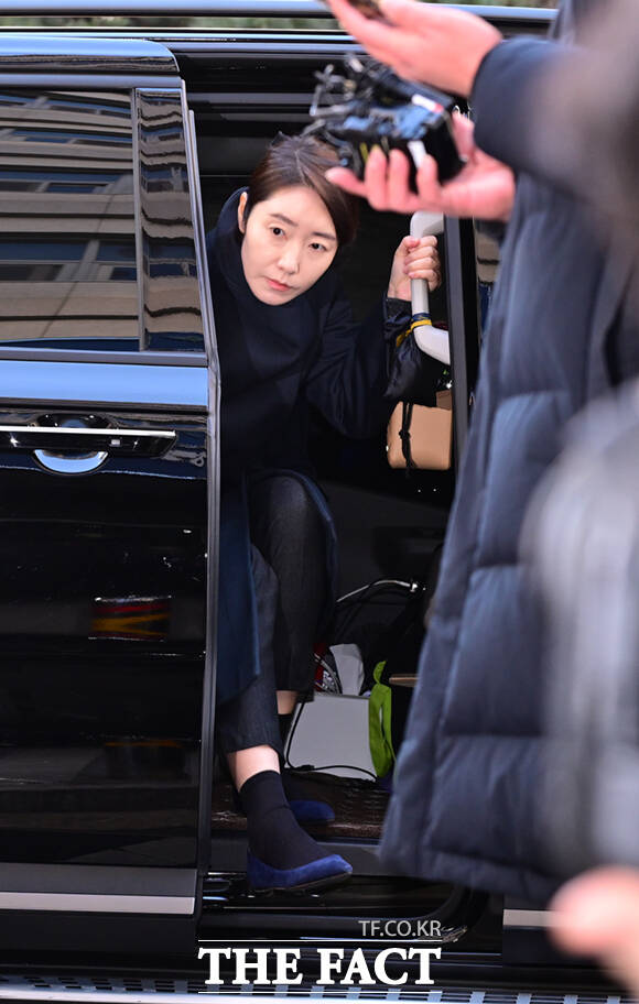 '공천헌금' 1억 원을 수수한 혐의를 받는 강선우 무소속 의원이 20일 서울 마포구 서울경찰청 공공범죄수사대에 피의자 신분으로 출석하며 고개 숙여 사과하고 있다. /이새롬 기자