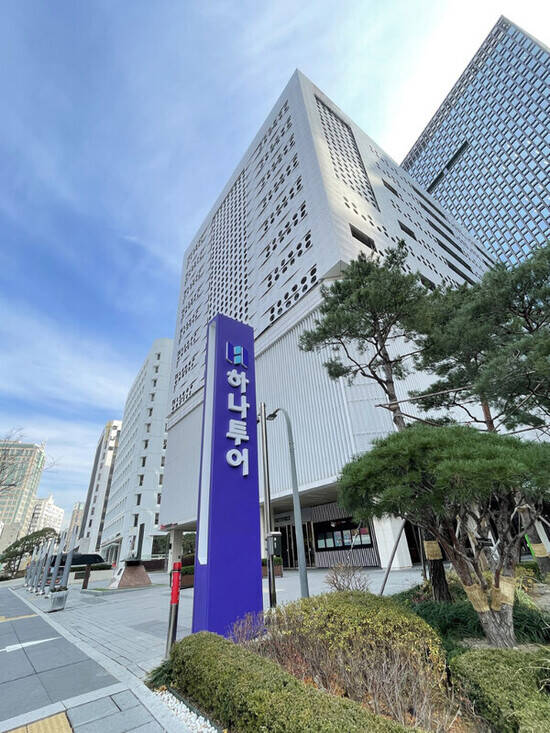 지난해 해외로 출국한 우리 국민이 3000만명에 근접하는 등 역대 최고치를 기록했지만, 국내 여행업계 1위 하나투어는 역성장을 나타냈다. 이에 하나투어는 실적 반등을 위한 묘수를 찾는 데 주력하고 있다. /하나투어