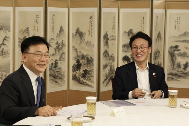 김민석 국무총리(오른쪽)는 20일 서울 삼청동 총리공관에서 박상진 산업은행 회장을 면담하고, 최근 주요 산업 업황 및 우리 경제의 성장잠재력 제고를 위한 정책금융 지원 계획에 대한 의견을 교환했다. /총리실