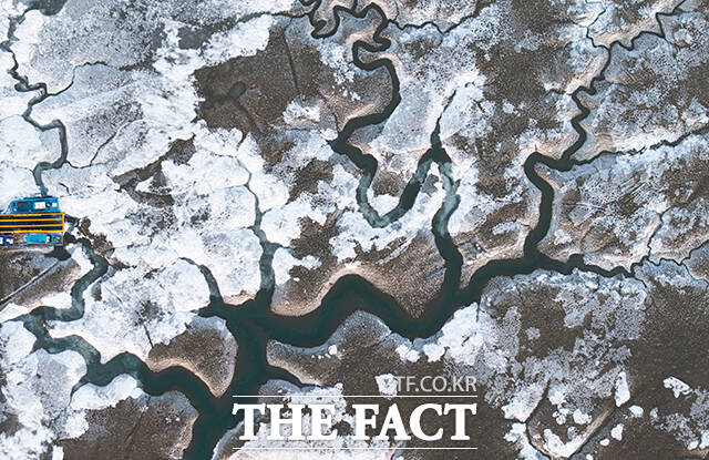 절기상 대한(大寒)인 20일 오전 인천 강화군 동막해변이 얼어 있다. /강화=박헌우 기자