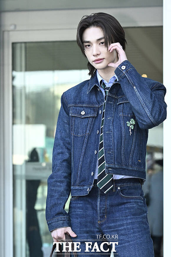 팬들에게 인사하는 현진