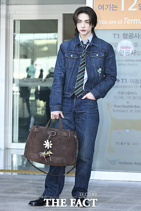 그룹 스트레이키즈 현진이 Dior 남성 겨울 2026-2027 컬렉션 쇼 참석차 20일 오전 인천국제공항을 통해 프랑스 파리로 출국하기 전 포즈를 취하고 있다. /인천국제공항=송호영 기자