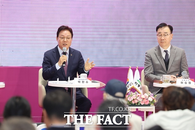 박완수(왼쪽) 경남도지사와 하승철 하동군수가 20일 하동 반다비체육관에서 ‘도민 상생토크’를 갖고 있다. /경남도