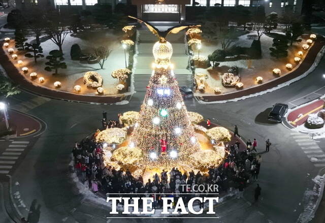 쿰캠프에 참여한 아이들이 백석대 트리앞에서 항공 기념사진을 찍고 있다. /백석대학교