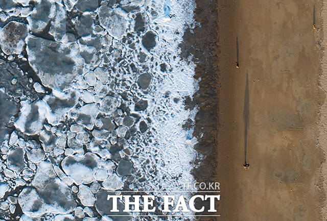 절기상 대한(大寒)인 20일 오전 인천 강화군 동막해변이 얼어 있다. /강화=박헌우 기자