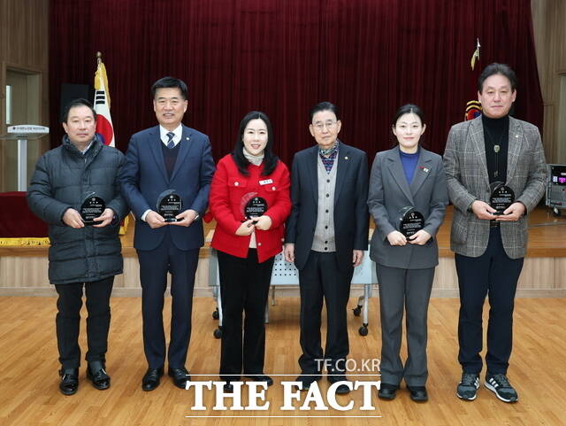 아산시의회 문화복지환경위원회 의원들이 대한노인회 아산시지회로부터 감사패를 수상한 뒤 기념촬영하고 있다. /아산시의회