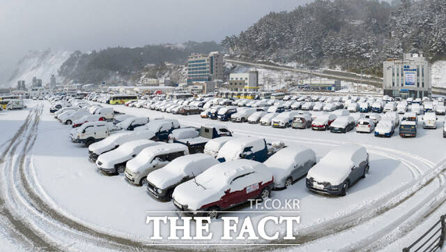 울릉도 지역에 폭설이 내려 일부 도로가 통제되고 있다. /울릉군