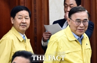  미소 지으며 국가테러대책위원회 회의 참석하는 이종석 국정원장 [포토]