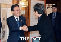  배우 문성근과 인사 나누는 김민석 국무총리 [포토]