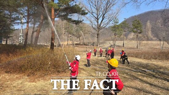 경기 가평군 산불진화대원들이 5일부터 오는 23일까지 운영된 산불방지 대응태세 구축 기간에 산불진화 훈련을 진행하고 있다. /가평군