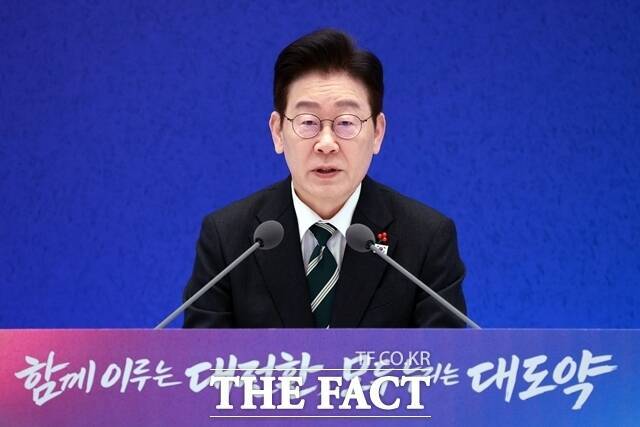 이재명 대통령은 21일 청와대 영빈관에서 열린 신년 기자회견에서 특검 수용을 요구하며 단식 중인 장동혁 국민의힘 대표의 단독 회담 제안에 대해 지금은 여야 간 대화가 우선인 것 같다고 밝혔다. /뉴시스