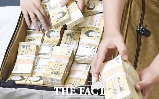 21일 한은은 지난해 발견한 위조지폐가 전년 동기 대비 33.3% 감소한 98장으로 집계됐다고 밝혔다. /더팩트 DB