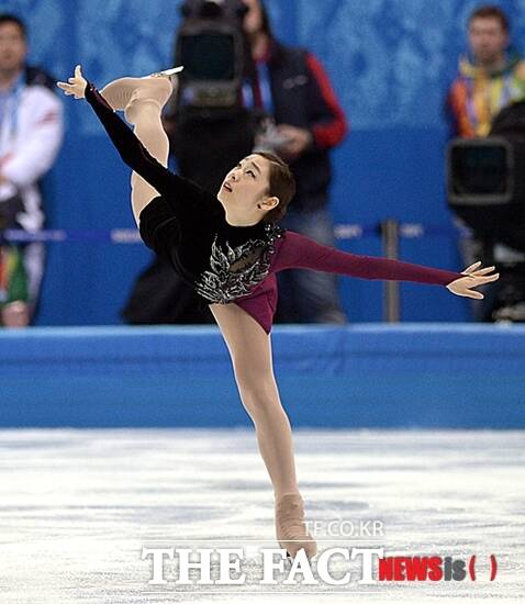 김연아가 2014년 소치올림픽에서 우아한 모습으로 연기를 펼치는 모습.