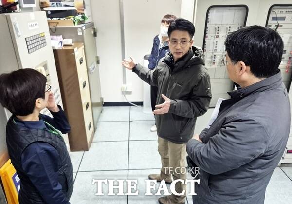 대전교통공사는 지난 12일부터 19일까지 직원 행복 실현을 위한 사업의 시급성·중요성 판단을 위한 현장 순회 간담회를 개최했다. 탄방역 역무실에서 기획예산팀장 등 실무진 3명과 현장 직원 간담회 모습. /대전교통공사