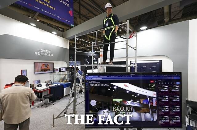 지난해 11월 5일 경기 고양시 킨텍스에서 열린 2025 스마트 건설·안전·AI 엑스포에서 관람객들이 스마트 건설 안전 통합관제시스템을 체험해보고 있다. /뉴시스