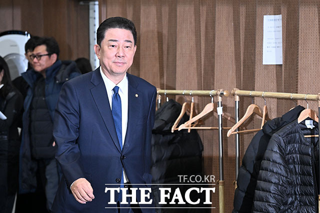 김병기 무소속 의원이 지난 2020년 총선을 앞두고 전직 동작구의원들에게 공천헌금을 전달받고 돌려준 과정에 관여한 혐의를 받는 이지희 동작구의원이 21일 오후 1시49분께 경찰에 출석했다. /남용희 기자