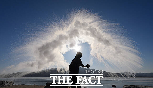 전국 대부분 지역에 한파특보가 내려진 21일 오전 경기 양평 두물머리에서 공중으로 뜨거운 물을 뿌리자 음펨바 효과(Mpemba effect)가 나타나고 있다. /양평=박헌우 기자