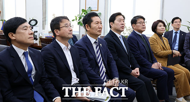 더불어민주당은 21일 이재명 대통령의 신년 기자회견에 대해 대한민국의 시간을 대도약의 출발점으로 만들겠다는 담대한 선언이라며 평가했다. 사진은 정청래 대표와 한병도 원내대표를 비롯한 민주당 지도부가 이날 국회 당대표실에서 이 대통령의 신년 기자회견 생중계를 지켜보고 있는 모습. /국회=남용희 기자