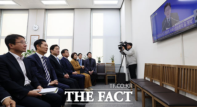 정청래 더불어민주당 대표와 한병도 원내대표를 비롯한 지도부가 21일 오전 서울 여의도 국회 당대표실에서 이재명 대통령의 신년 기자회견 생중계를 시청하고 있다. /국회=남용희 기자