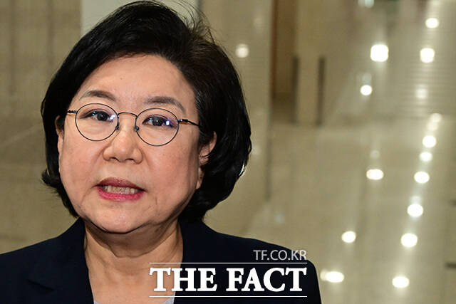 여야는 21일 이혜훈 기획예산처 장관 후보자의 추가 자료 제출을 전제로 인사청문회를 오는 23일 개최하기로 합의했다. 사진은 이 후보자가 19일 서울 여의도 국회에서 인사청문회 대기실로 향하며 입장을 발표하고 있는 모습. /남윤호 기자