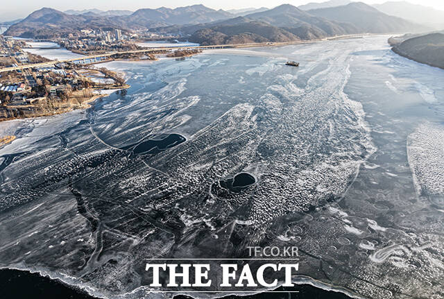 전국 대부분 지역에 한파특보가 내려진 21일 오전 경기 양평 두물머리 인근 남한강이 얼어있다. /양평=박헌우 기자