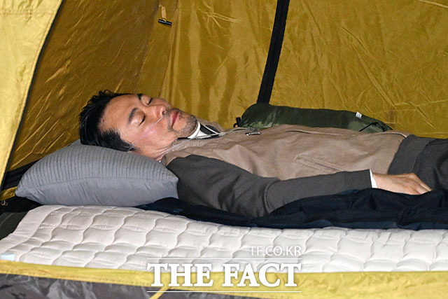 이석연 국민통합위원장이 21일 장동혁 국민의힘 대표의 단식 농성장을 방문했다. 그러나 홍익표 청와대 신임 정무수석은 이날 더불어민주당 지도부 예방을 위해 국회를 찾았지만 장 대표 단식장에 나타나지 않았다. /남용희 기자