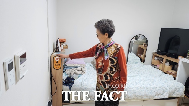 21일 오후 2시께 서울 마포구 창전동 효도숙식경로당에 사는 한 여성노인이 비상벨을 가리키고 있다./ 강주영