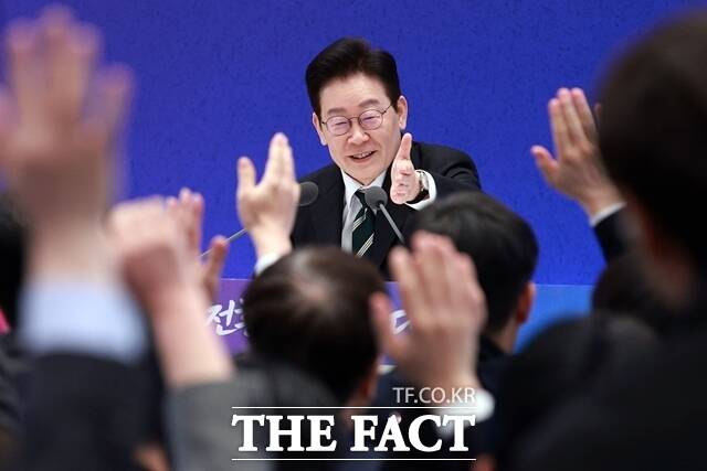 이재명 대통령은 21일 청와대 영빈관에서 열린 신년 기자회견에서 이혜훈 기획예산처 장관 후보자와 관련해 인사청문회 기회가 주어져야 한다는 취지로 직설적으로 얘기하면 어떻게 할지 결정하지 못했다고 밝혔다. /뉴시스