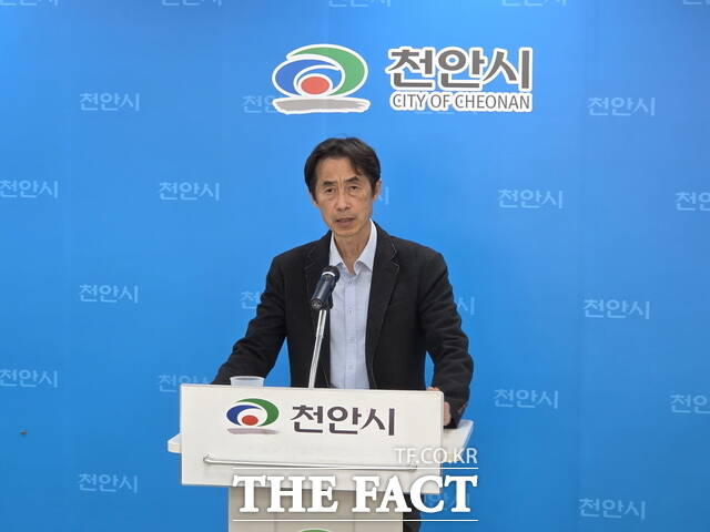 더불어민주당 소속 전옥균 이웃사촌무료법률사무소장이 21일 천안시청에서 기자회견을 열고 시장 도전 시 추진할 정책을 설명하고 있다. /정효기 기자