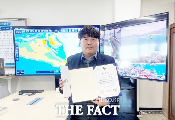 유재웅 우송정보대학 스마트자동차기계학부 교수가 20일 해양수산분야 인력양성과 선원정책 발전에 기여한 공로를 인정받아 해양수산부 장관상을 수상했다. /우송정보대학