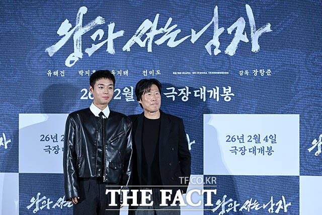 [더팩트ㅣ남용희 기자] 배우 박지훈(왼쪽)과 유해진이 19일 오전 서울 용산구 CGV 용산 아이파크몰에서 열린 영화 왕과 사는 남자 제작보고회에 참석해 포즈를 취하고 있다.