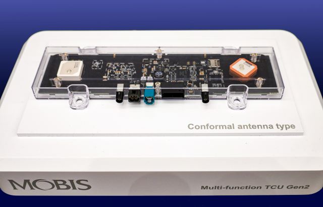 5G 무선통신 기반 안테나 일체형 텔레매틱스 솔루션(MTCU) 전시품. /현대모비스