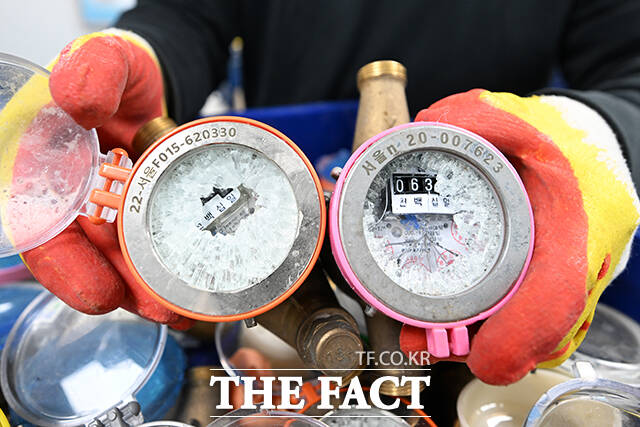 한파가 이어지고 있는 21일 오전 서울 강북구 북부수도사업소에서 직원이 추위에 동파된 수도계량기를 정리하고 있다. /서예원 기자