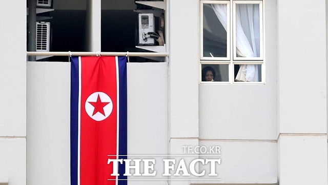 북한의 사이버 공격이 미국과 유럽으로 확장되며 보안 당국과 업계의 이목이 쏠리고 있다. 사진은 인도네시아 자카르타 선수촌에서 북한 선수단이 창밖을 바라보고 있는 모습. /뉴시스