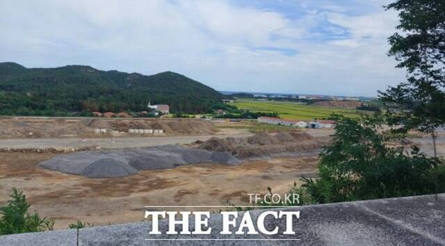 포항에 공급 과잉으로 아파트가 넘쳐 나고 있는 가운데 흥해읍 한동대 인근에 조성 중인 대단위 아파트 기업혁신파크 공사 현장. /박진홍 기자