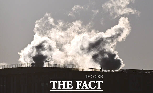 아침 기온이 영하 13도까지 떨어지며 전국 대부분 지역에 한파특보가 발효된 21일 오전 서울 광화문 인근 빌딩에서 난방열 수증기가 피어오르고 있다. /임영무 기자