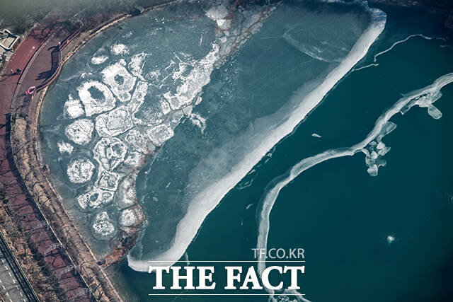 북쪽에서 내려온 찬공기로 전국 대부분 아침 기온이 영하 10도 아래로 떨어진 21일 오전 서울 송파구 석촌호수가 얼어있다. /남윤호 기자