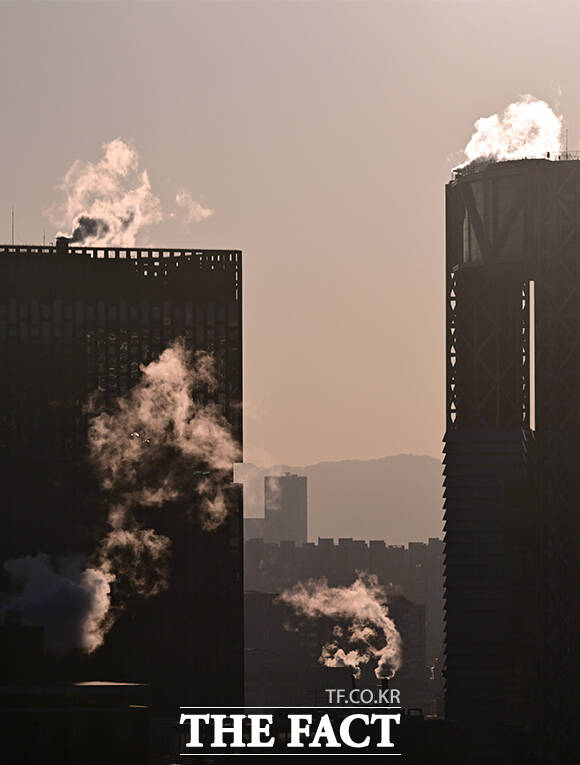 아침 기온이 영하 13도까지 떨어지며 전국 대부분 지역에 한파특보가 발효된 21일 오전 서울 광화문 인근 빌딩에서 난방열 수증기가 피어오르고 있다. /임영무 기자