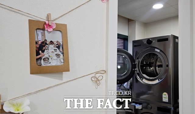 21일 오후 2시께 서울 마포구 창전동 효도숙식경로당에 있는 세탁실 옆 입주자 생일잔치 사진이 걸려있다./ 강주영