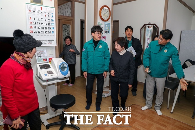 황침현 당진시 부시장과 관계 공무원들이 20일 경로당을 방문해 어르신 안부와 난방시설 이상 유무를 확인하고 있다. /당진시