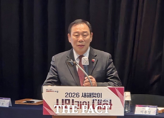 최민호 세종시장이 20일 시청 여민실에서 열린 올해 첫 시민과의 대화에서 인사말을 하고 있다. /김형중 기자