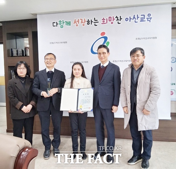 대전지방조달청이 21일 충청남도 아산교육지원청을 방문해 조달 이용 우수기관으로 선정하고 트로피를 전달했다. /대전지방조달청