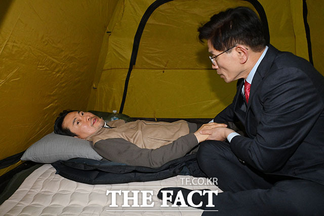 단식투쟁 7일차 장 대표 찾은 김문수 전 고용노동부 장관.