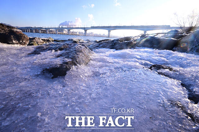 전국적으로 한파특보가 이어지는 가운데 21일 서울 여의도 한강변에 얼음이 얼어있다. /이새롬 기자