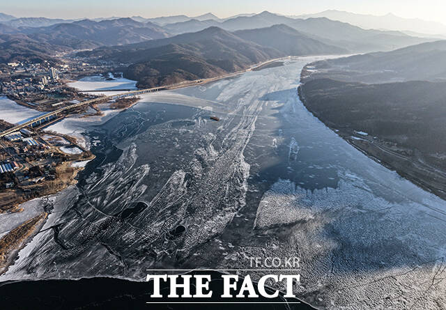 전국 대부분 지역에 한파특보가 내려진 21일 오전 경기 양평 두물머리 인근 남한강이 얼어있다. /양평=박헌우 기자
