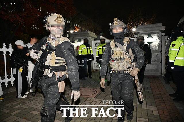 윤석열 전 대통령이 비상계엄을 선포한 2024년 12월 3일 서울 여의도 국회에서 계엄군들이 이동하는 모습. /배정한 기자