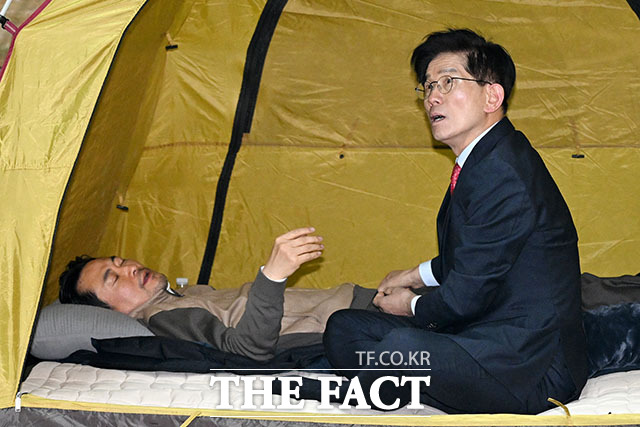 김문수 전 고용노동부 장관(오른쪽)이 21일 오후 서울 여의도 국회 로텐더홀에서 단식투쟁 7일차를 맞은 장동혁 국민의힘 대표를 만나고 있다. /국회=남용희 기자