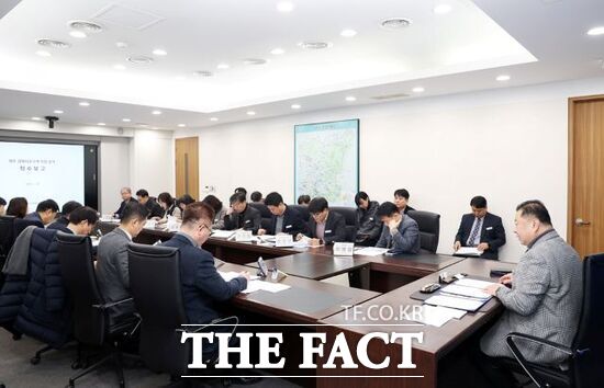 김경일 경기 파주시장(오른쪽)을 비롯해 부시장, 관련 실·국·소·본부장 등 파주시 주요 간부들이 파주경제자유구역 지정 용역 착수보고회에 참석, 경제자유구역 지정 추진 전략 및 계획 등에 대해 논의하고 있다. /파주시